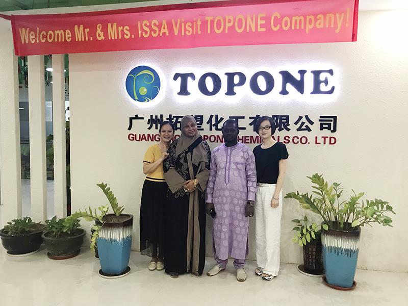 Dé la bienvenida a nuestro cliente de Nigeria para que visite la oficina de GuangZhou TOPONE Company y Jinjiang Company.